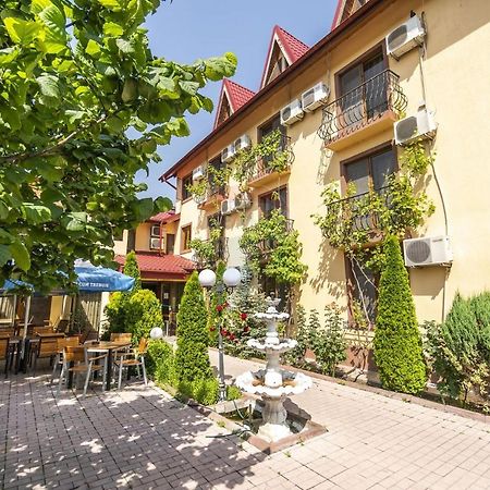 Hotel Sym Ploieşti Extérieur photo